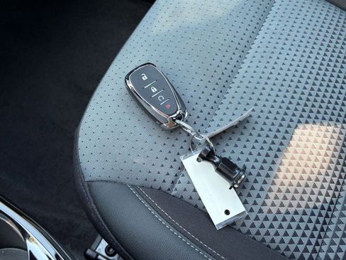 Used 2025 Chevrolet Trax LT w/ LT Convenience Package image 18