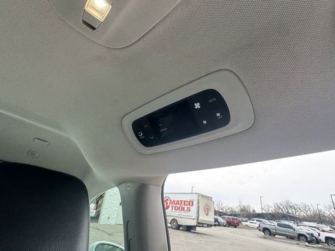 Used 2020 Chrysler Pacifica Touring-L image 17