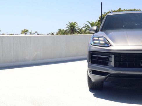 Certified 2025 Porsche Cayenne AWD/4WD image 12
