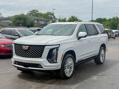 Used 2025 Cadillac Escalade Premium Luxury AWD/4WD image 8