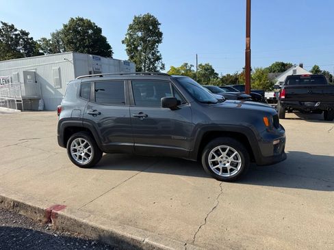 Used 2022 Jeep Renegade Latitude AWD/4WD image 5