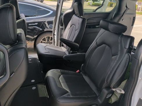 Used 2025 Chrysler Pacifica Select AWD/4WD image 4