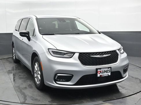 New 2026 Chrysler Pacifica Select image 4