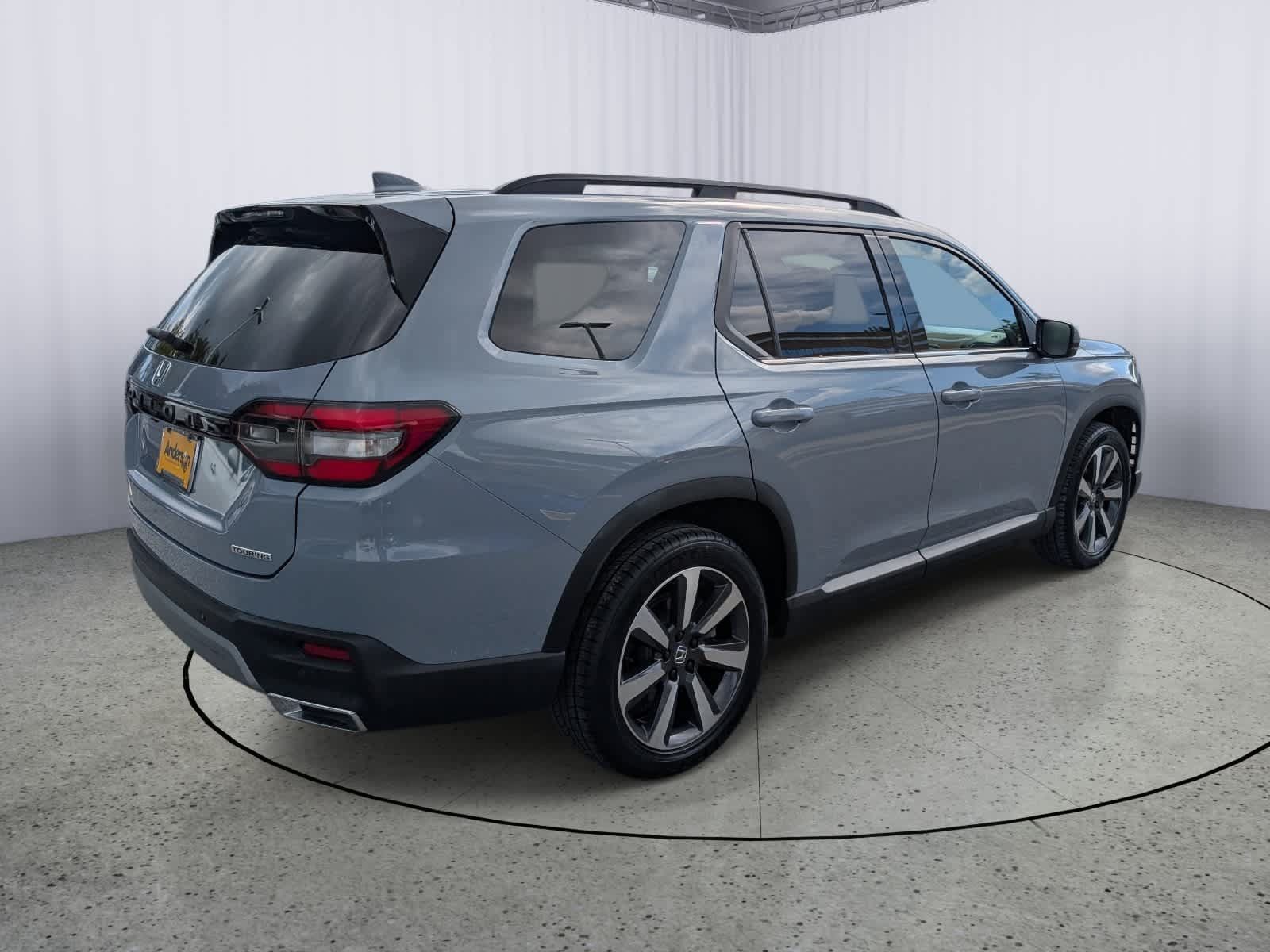Used 2024 Honda Pilot Touring image 3
