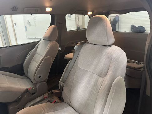 Used 2015 Toyota Sienna LE image 25