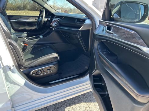 Used 2025 Jeep Grand Cherokee L Overland w/ Luxury Tech Group IV image 17