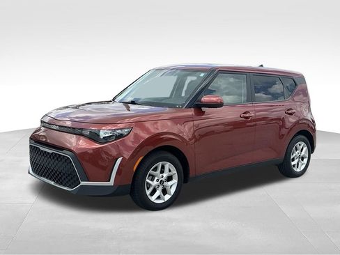 Used 2024 Kia Soul LX w/ Option Group 015 FWD image 2