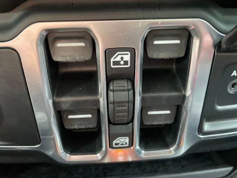 Used 2020 Jeep Wrangler Unlimited Sahara AWD/4WD image 25