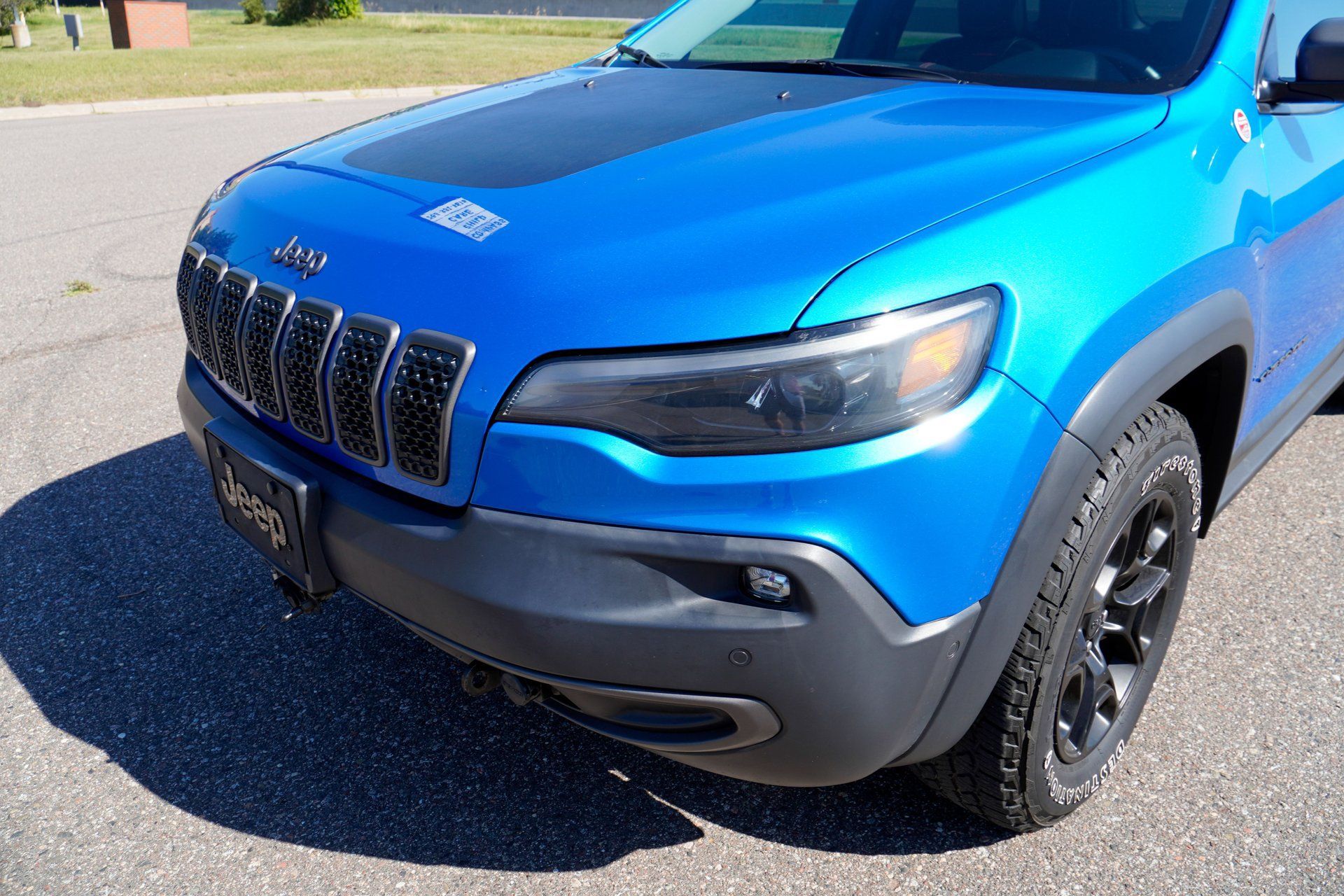 Used 2019 Jeep Cherokee Trailhawk AWD/4WD image 24