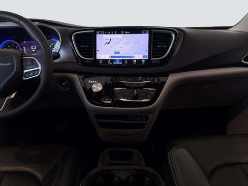 Used 2023 Chrysler Pacifica Touring-L FWD image 27
