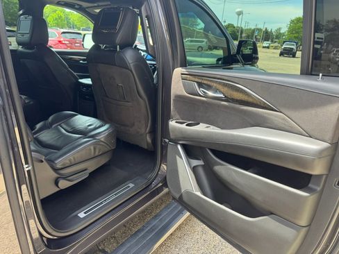 Used 2016 Cadillac Escalade ESV Platinum AWD/4WD image 16