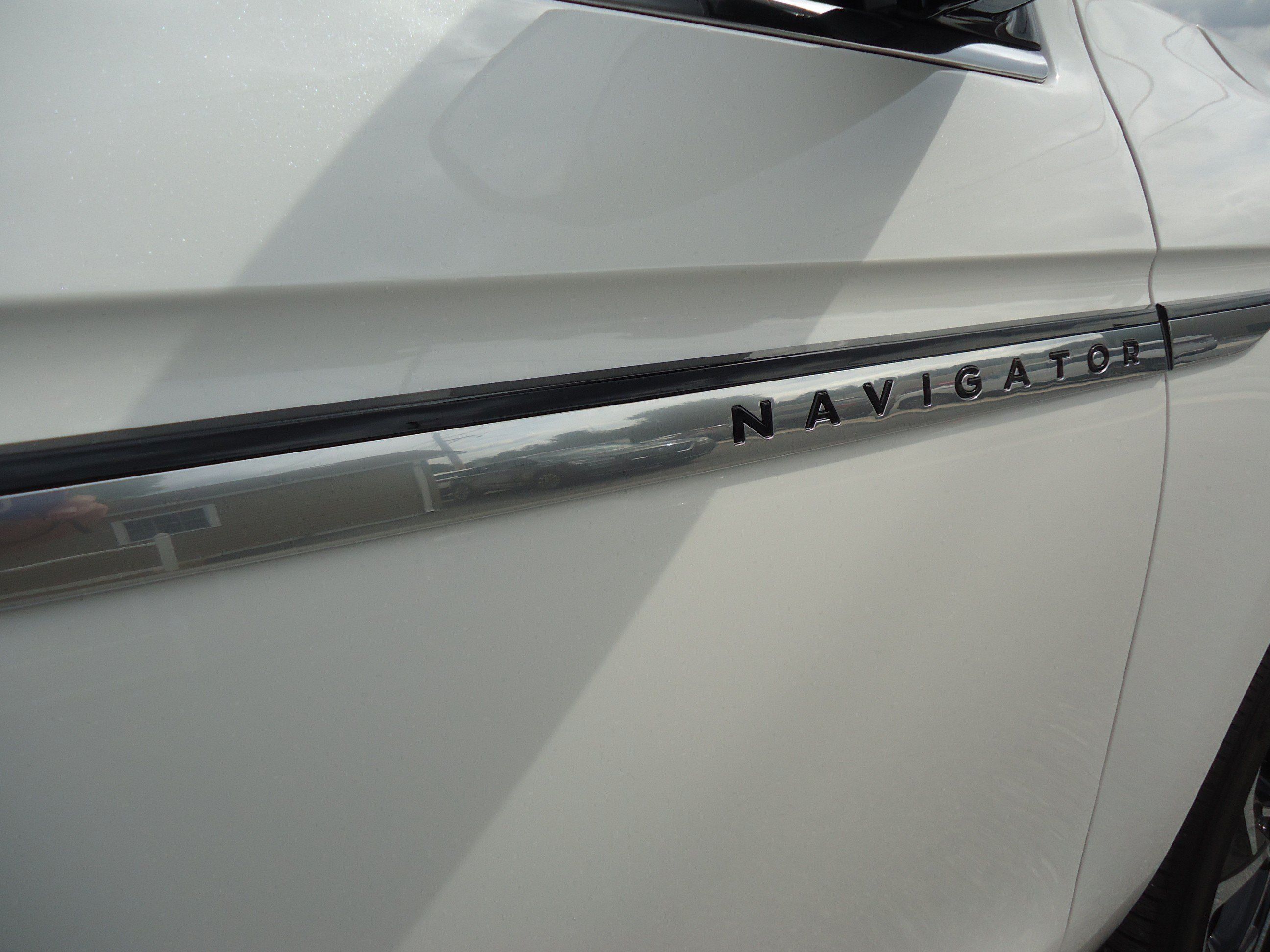 Used 2026 Lincoln Navigator Reserve AWD/4WD image 11