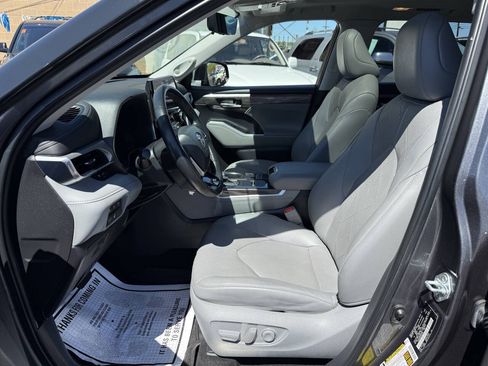 Used 2023 Toyota Highlander Platinum FWD image 13