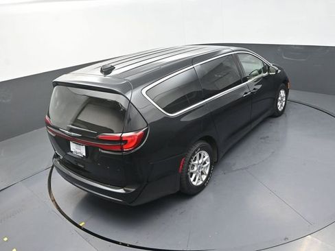 Used 2023 Chrysler Pacifica Touring-L FWD image 17
