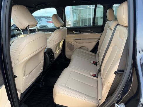 Used 2024 Jeep Grand Cherokee Limited image 16