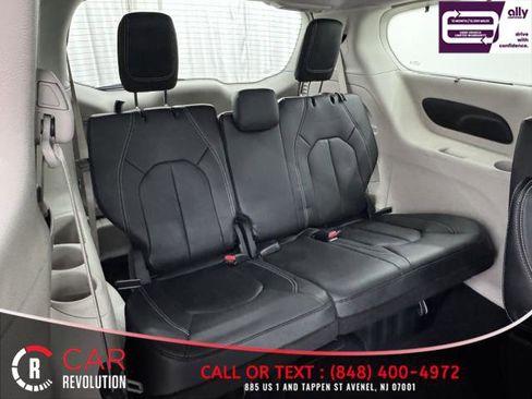 Used 2022 Chrysler Pacifica Touring-L image 55