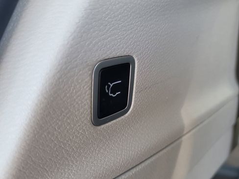 Used 2023 Chrysler Pacifica Touring-L image 8