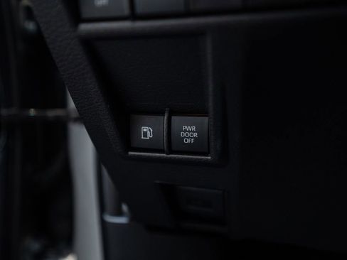 Used 2025 Toyota Sienna XLE image 24