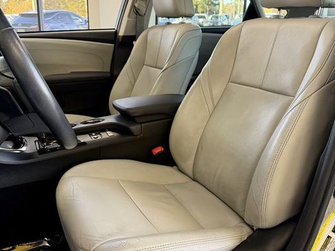 Used 2013 Toyota Avalon image 14
