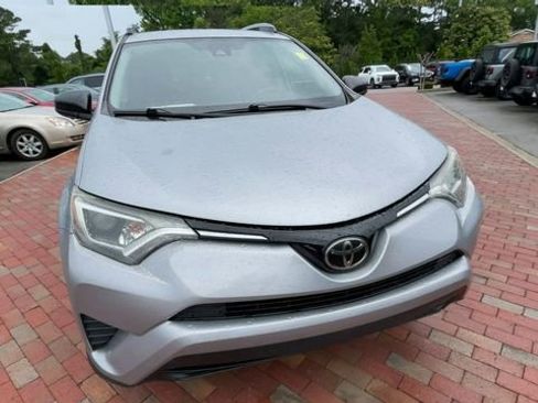 Used 2018 Toyota RAV4 LE FWD image 4