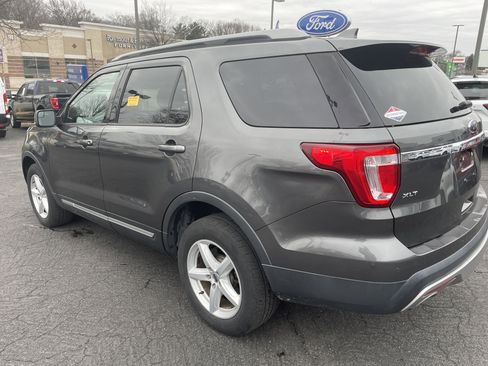 Used 2017 Ford Explorer XLT image 11
