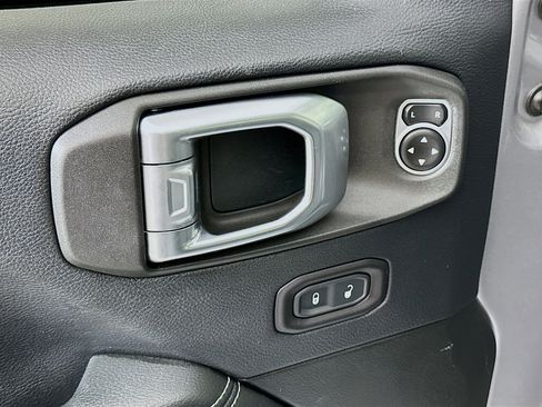 Used 2018 Jeep Wrangler Unlimited Sahara image 15