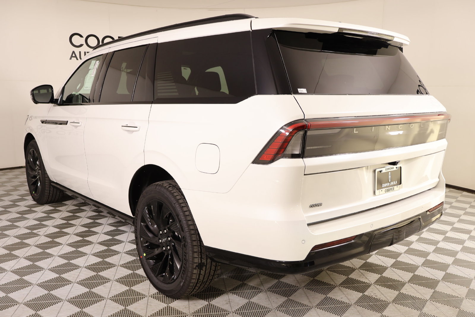 New 2026 Lincoln Navigator Reserve w/ Jet Appearance Package AWD/4WD image 25