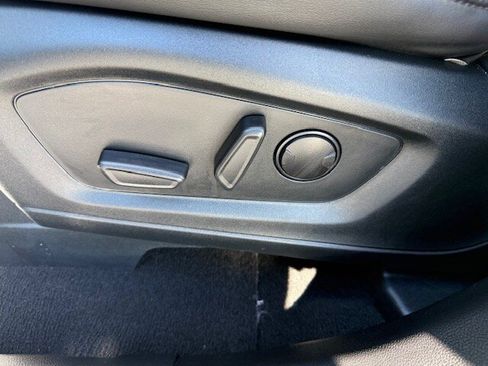 Used 2023 Ford Explorer XLT w/ Equipment Group 202A RWD image 13