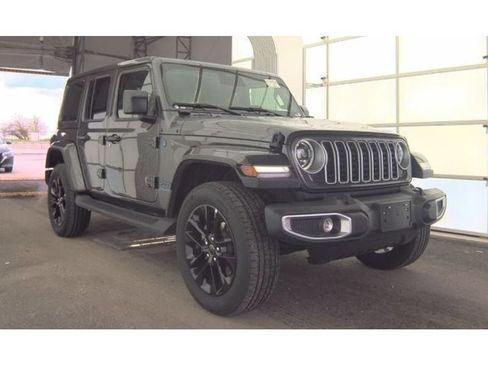 Used 2025 Jeep Wrangler Unlimited Sahara AWD/4WD image 2