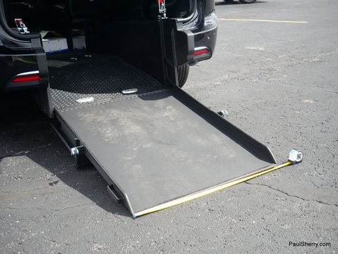 Used 2025 Chrysler Pacifica Select FWD image 2