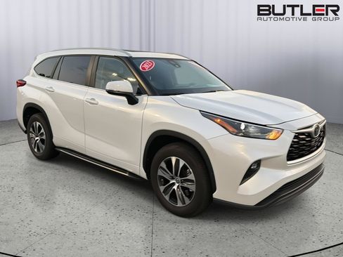 Certified 2023 Toyota Highlander XLE FWD image 8