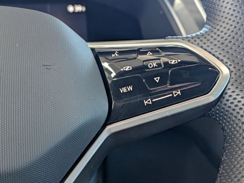 Used 2022 Volkswagen Tiguan SE R-Line image 22