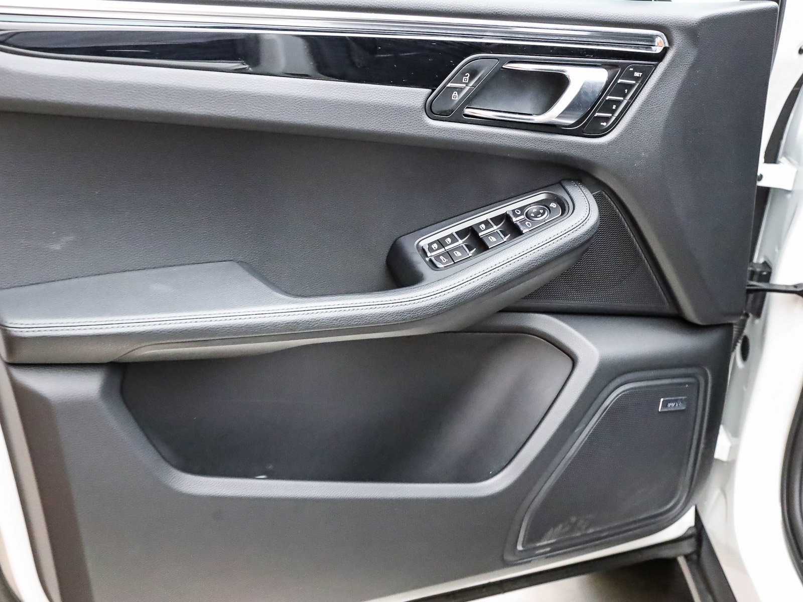 Certified 2026 Porsche Macan AWD/4WD image 21