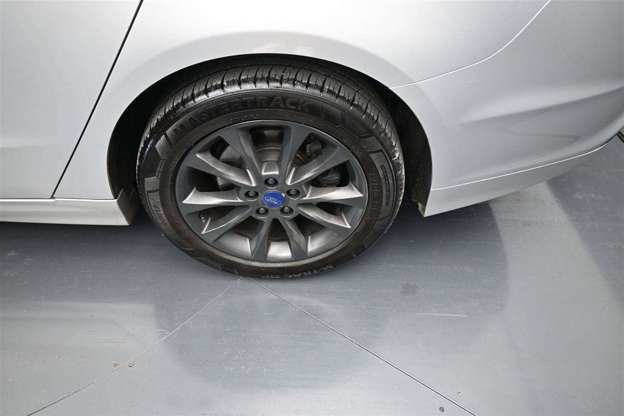 Used 2017 Ford Fusion SE w/ Fusion SE Technology Package FWD image 17