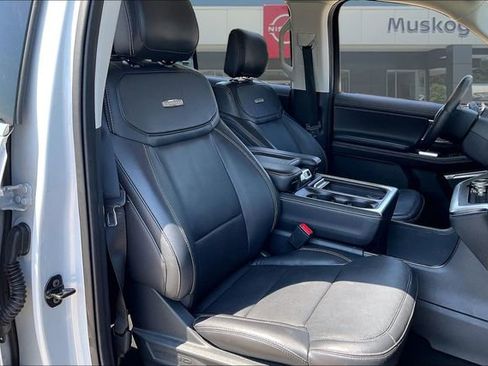 Used 2025 Ford Expedition Platinum AWD/4WD image 29