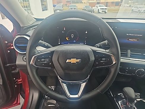 Used 2025 Chevrolet Trax LT w/ LT Convenience Package image 13