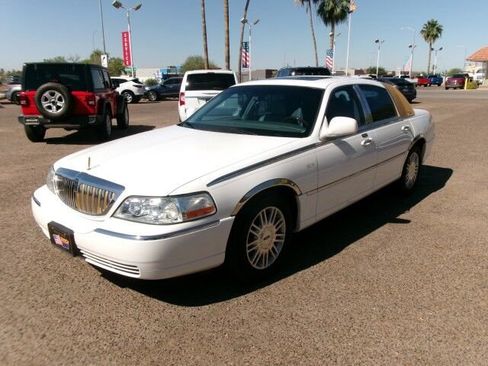 Used 2007 Lincoln Town Car Signature Limited RWD image 2