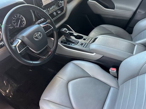 Used 2022 Toyota Highlander XLE AWD/4WD image 11