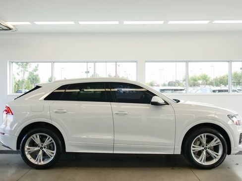 Used 2023 Audi Q8 Premium image 7