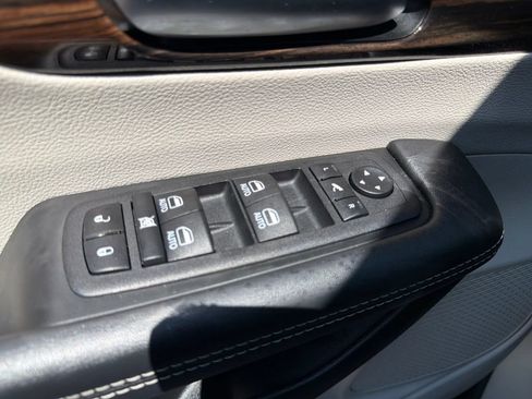 Used 2023 Chrysler Pacifica Limited FWD image 37