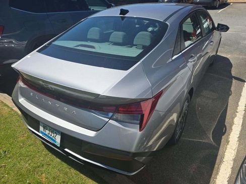 Used 2025 Hyundai Elantra SEL FWD image 6