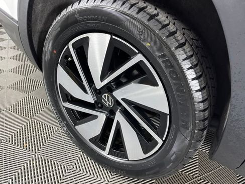 Used 2025 Volkswagen Atlas SE FWD image 17