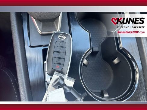 Used 2024 Nissan Rogue SV image 41