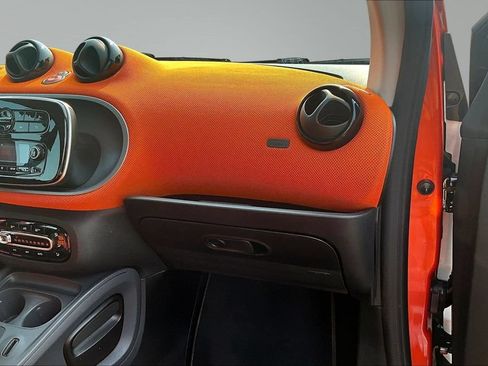 Used 2016 smart fortwo passion RWD image 15