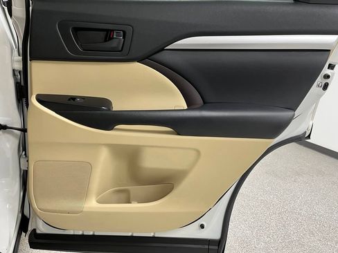 Used 2018 Toyota Highlander Plus w/ Carpet Mat Package (TMS) AWD/4WD image 51