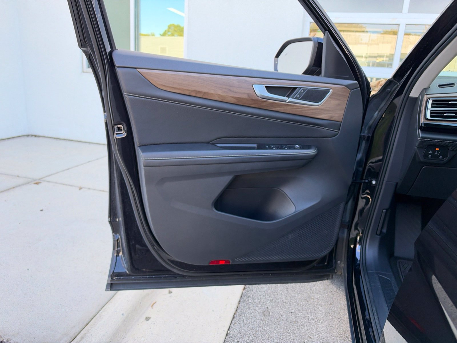 Certified 2024 Volkswagen Atlas SE FWD image 24