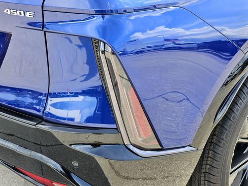 New 2025 Cadillac Lyriq Sport image 10