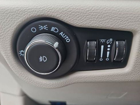Used 2024 Chrysler Pacifica Touring-L FWD image 24