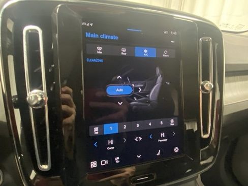 Used 2025 Volvo XC40 B5 Core image 24