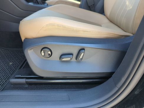Used 2023 Volkswagen Tiguan SE FWD image 13